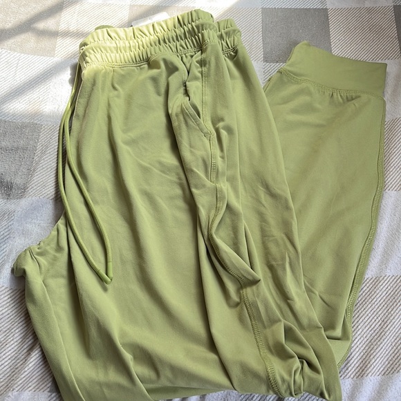 NWT Fabletics jogger pants - Picture 2 of 4